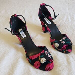 STEVE MADDEN EMBROIDERED SANDALS HEELS SIZE 8.5